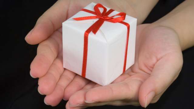 Hand holding a gift box