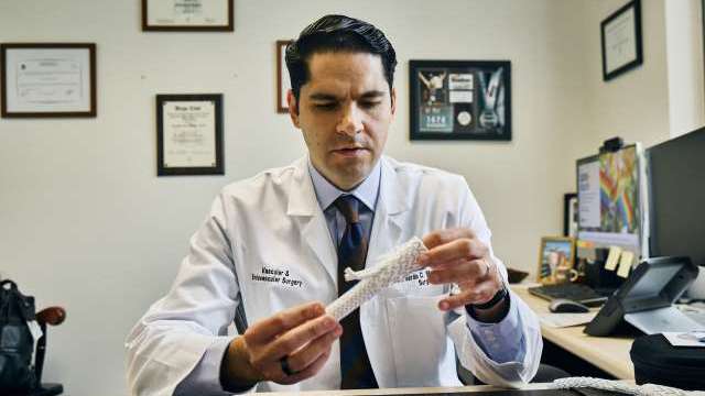 Dr. Bernardo Mendes used a branched stent graft to perform a complex endovascular aortic repair