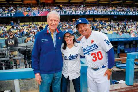 Henry Gluck and his daughter, Tracey Gluck, with Los Angeles Dodgers manager Dave Roberts.