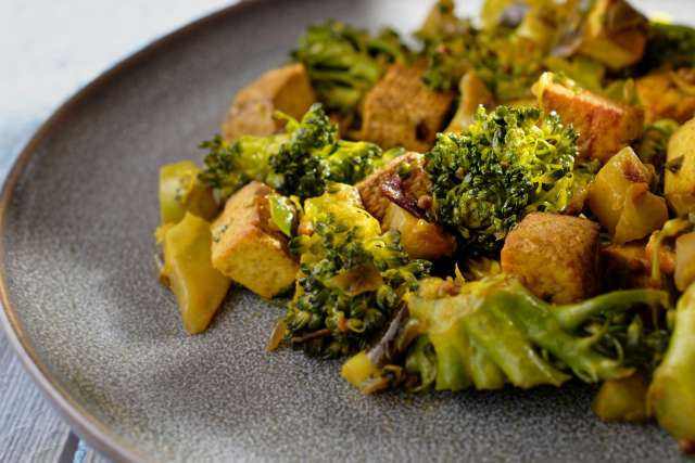 Broccoli & Tofu in Peanut Sauce