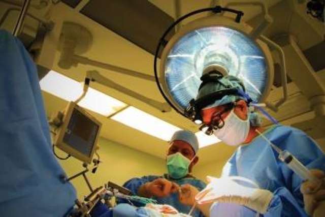 Dr. Linda Liau and her team performing surgery
