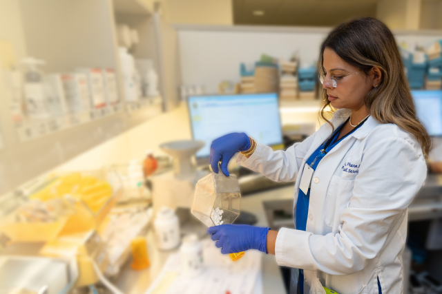 pharmacist-working-pharmacy-nomask