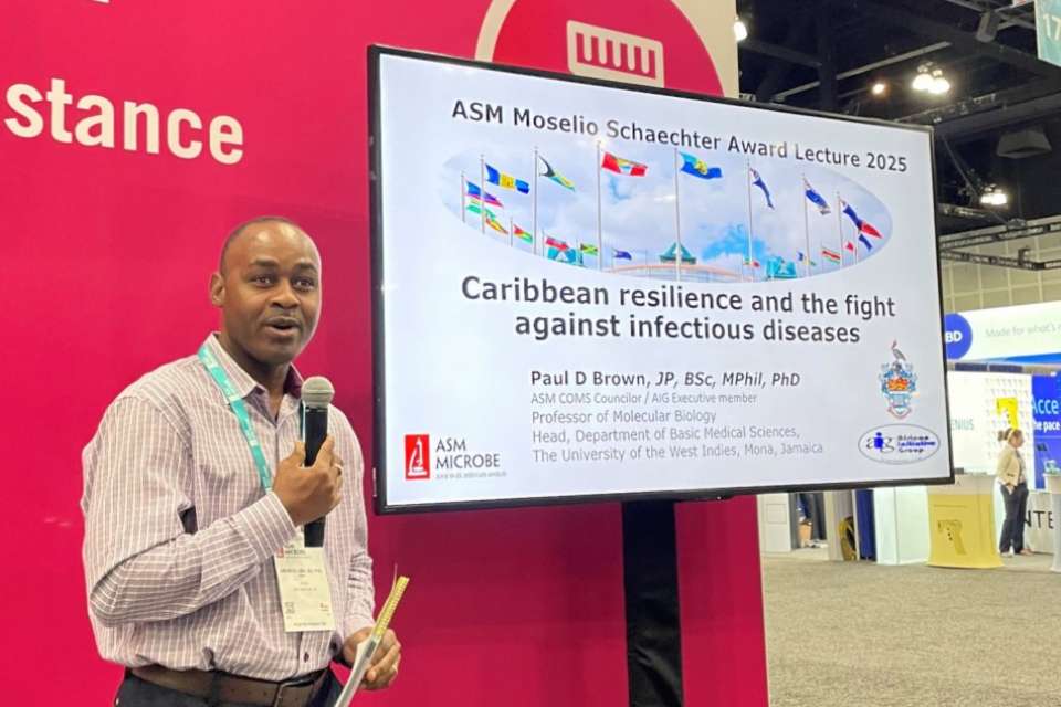 Amorce Lima, PhD at the Microbe Conference giving a presentation