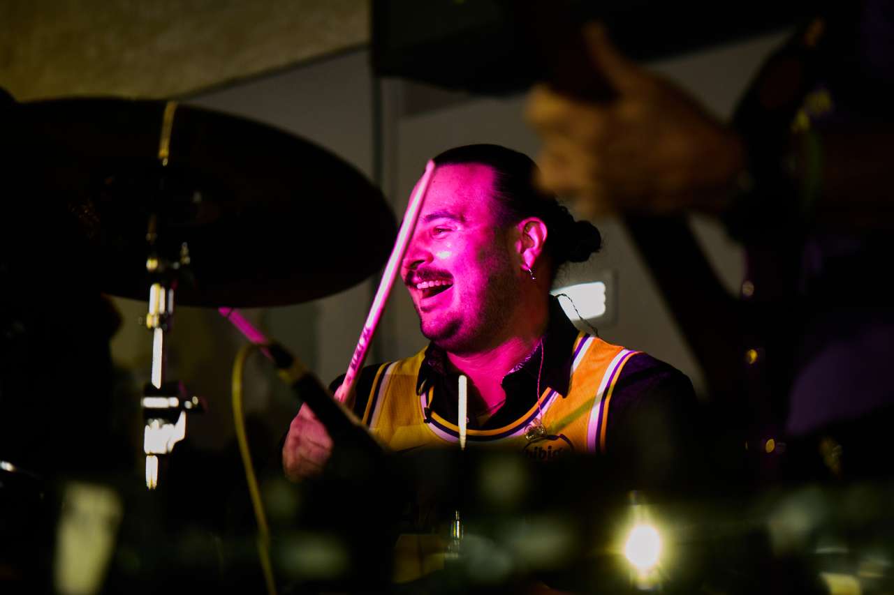 Kevin Kapler drumming with the Lakers band.