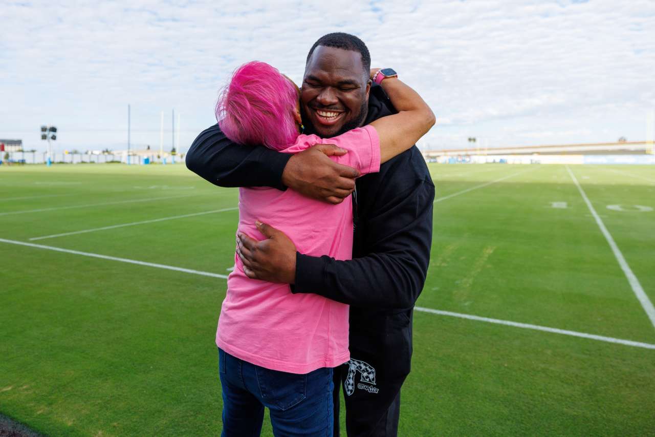 Chargers player Teair Tart with a Crucial Catch guest.