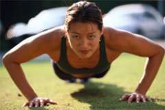 woman doing push-ups