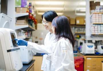 Dr. Lili Yang with a student in her lab.