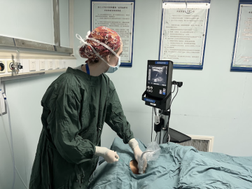 Dr. Allison Woods day in the ‘Induction Room’, where patients undergo arterial and central line placement prior to their OR start time. 