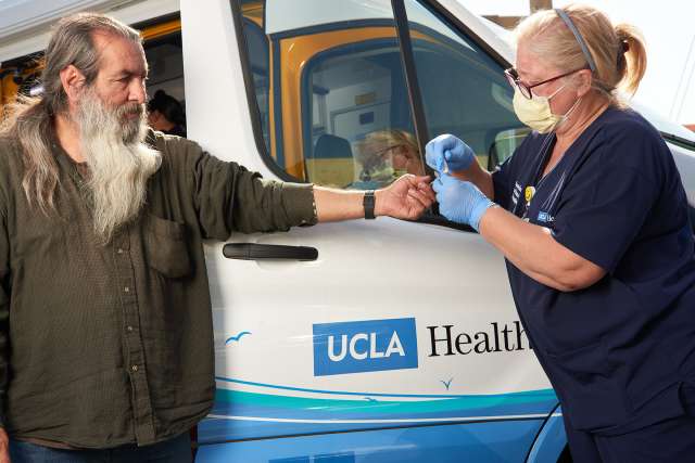 Street medicine - Doctor administrating care