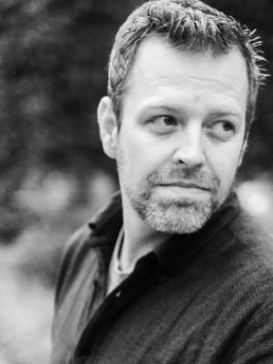 Black-and-white headshot of a Keith Wakefield looking to the right.