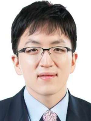 headshot of Dr. Brian Na in black suit